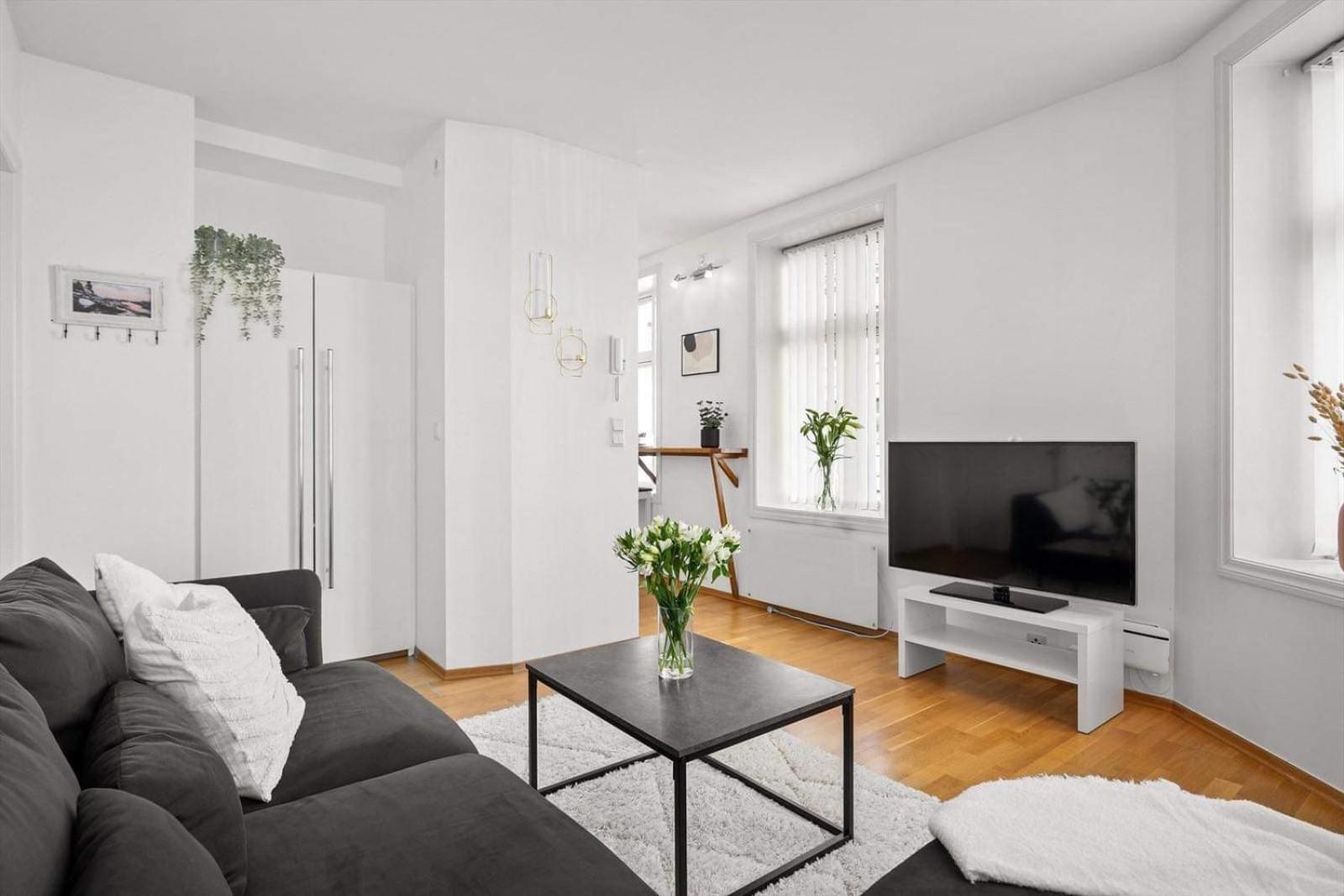 Homerentals L & Convenient - Queen Bed Apartment