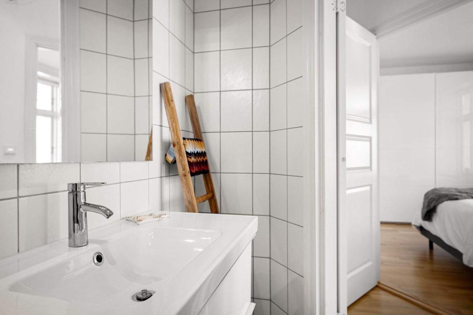 Apartment Homerentals L & Convenient - Queen Bed *