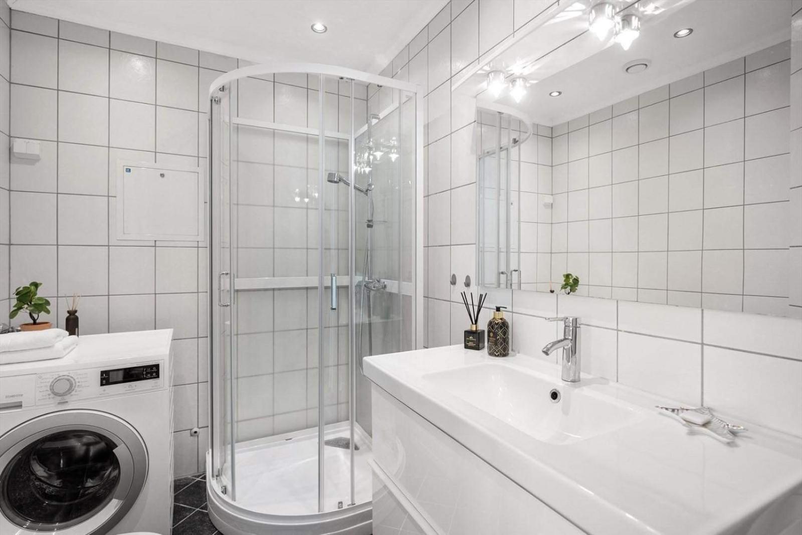 Homerentals L & Convenient - Queen Bed Apartment *